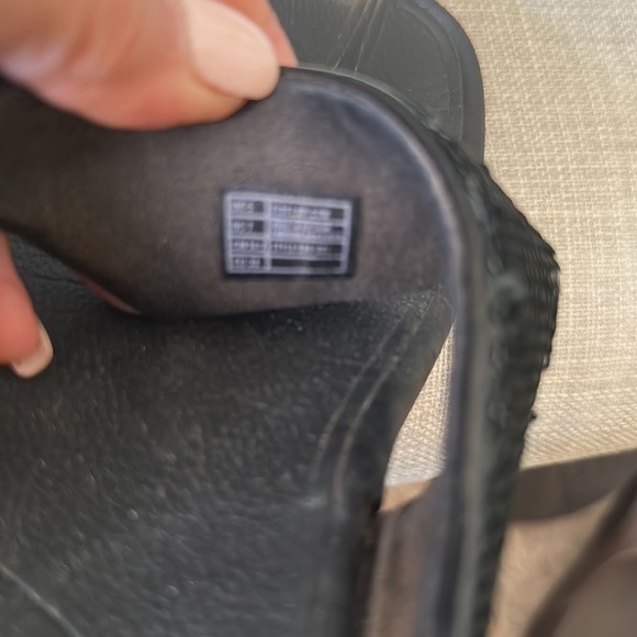 FitFlop size 7 black sequins - Picture 3 of 4